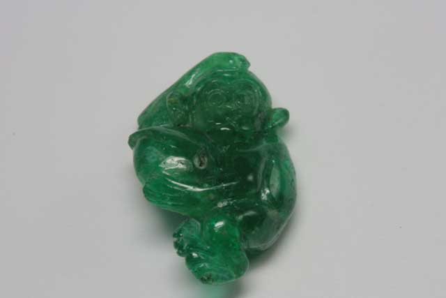 Emerald (Beryl) - 	 monkey with coconut - 12.426 ct