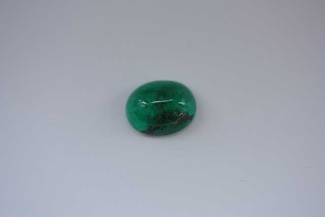 Emerald (Beryl) - Oval cabochon - 1.965 ct