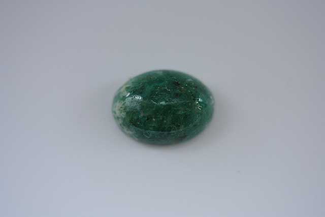Emerald (Beryl) - Oval cabochon - 5.635 ct