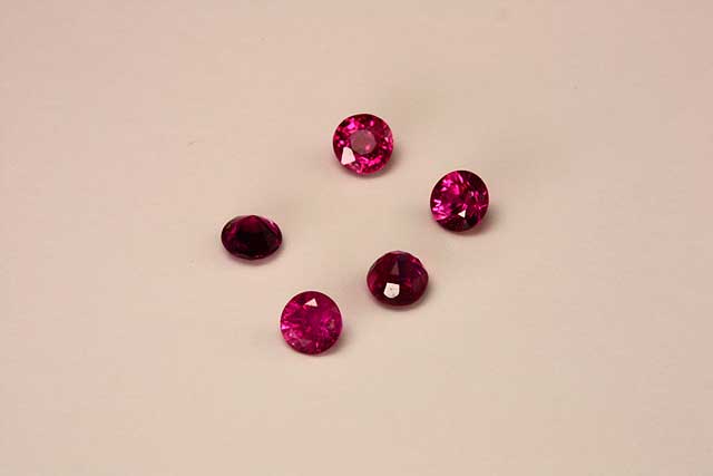 Ruby - Round (5 stones) - 0.600 ct