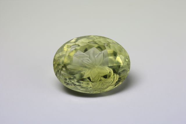 Green quartz - Oval 13.615 cts - Flower